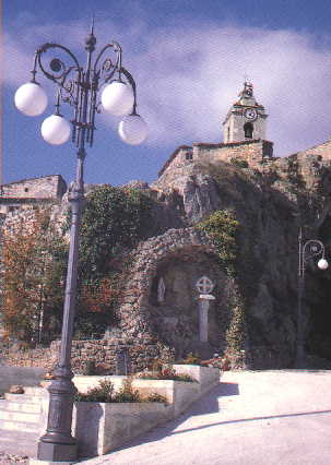 Grotta davanti la chiesa