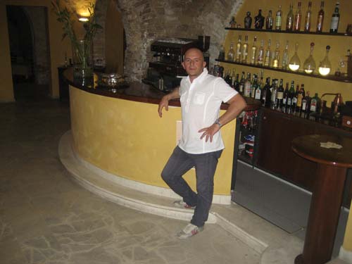 Nicola davanti al bar